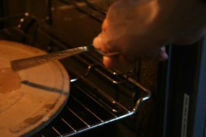 אבן בתוך התנור כשמכים בה