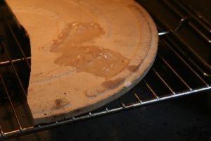 שפיכת מים על האבן אפייה לא משפיעה