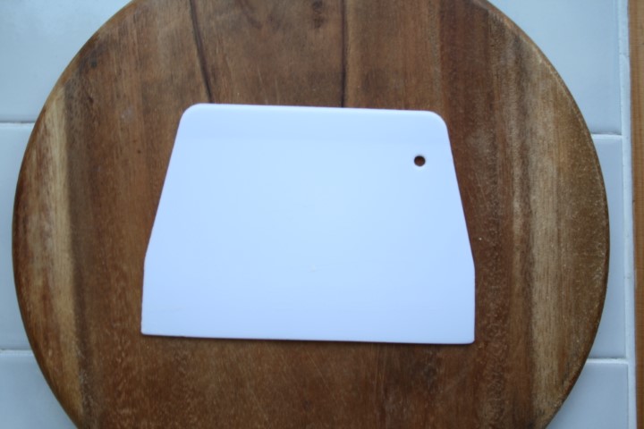 מכשיר סקרפר לגירוד ולישת בצק