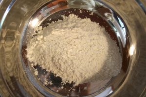 ערבוב קמח ומים