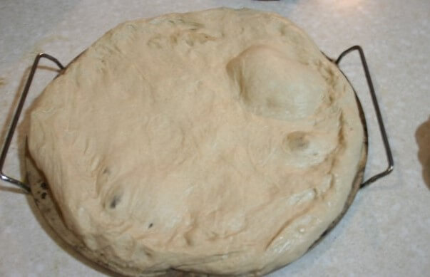 הבצק על אבן הפיצה