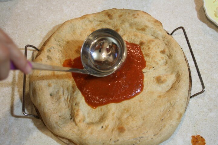 רוטב עגבניות על הפיצה