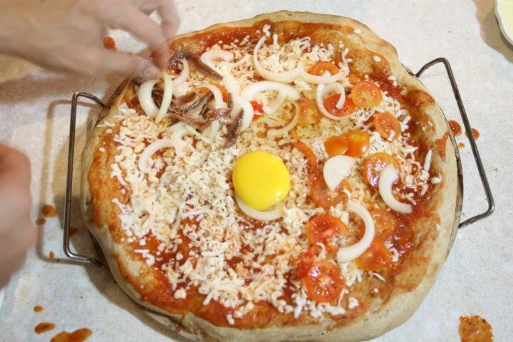 פיזור התוספות על הפיצה