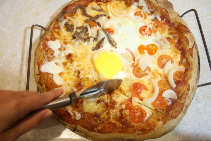 חותכים את הפיצה