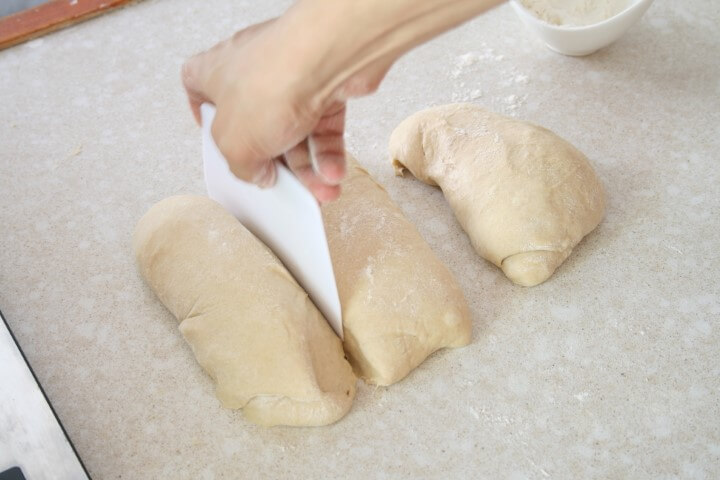 מחלקים את הבצק בעזרת הסקרפר