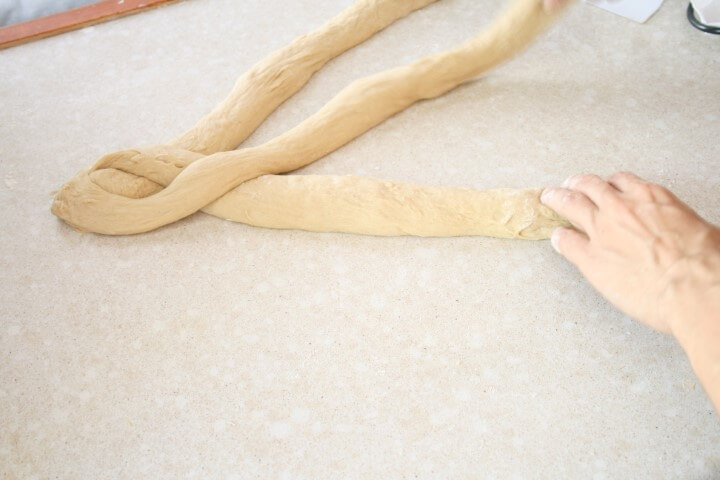 קליעת חלה עם 3 צמות