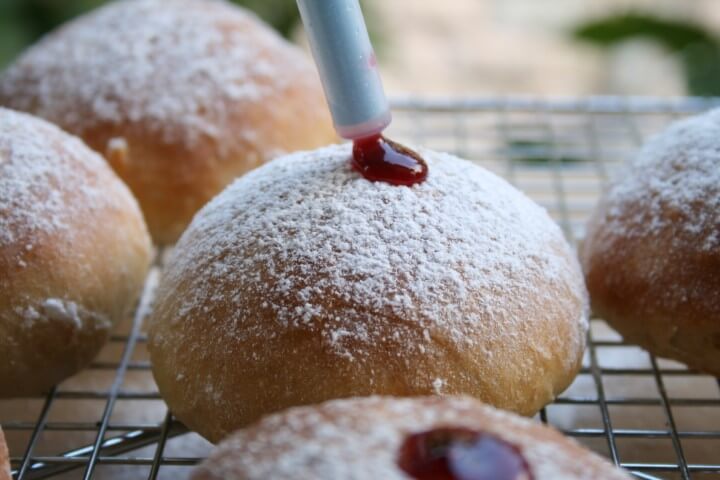 הזרקת ריבה עם מזרק למרכז הסופגניה
