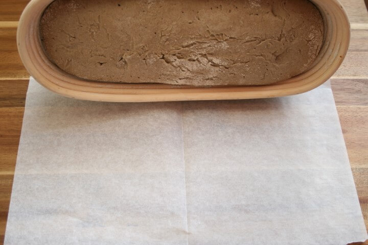 העברת בצק השיפון מהסלסלה לנייר האפייה