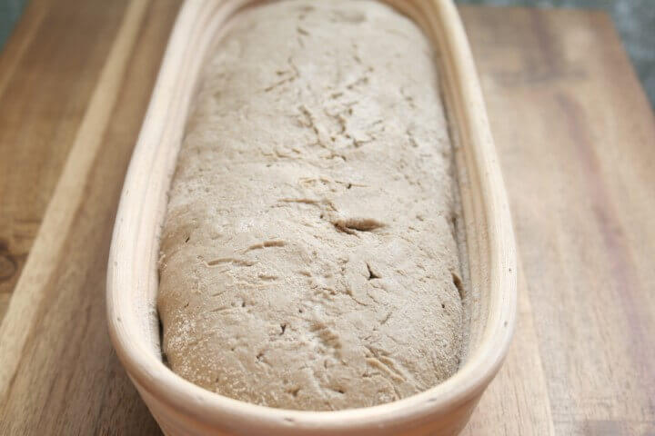 בצק השיפון בתוך הסלסלה לאחר התפיחה