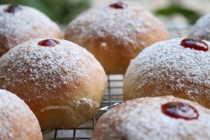 איך להכין סופגניות מחמצת בתנור