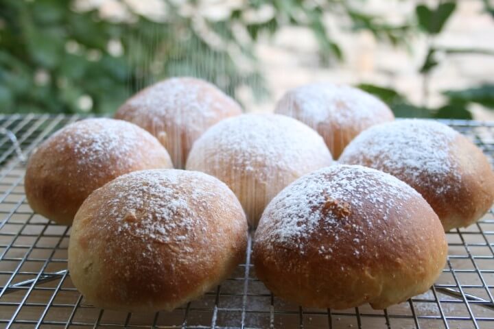 הסופגניות בעת הוספת אבקת סוכר