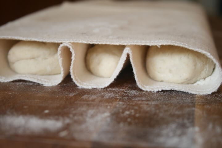 הלחמים בתוך בד הפשתן מכוסים בבד הפשתן