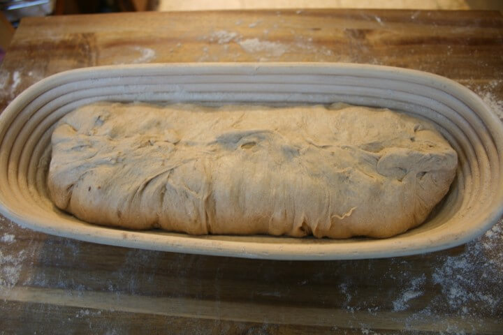 בצק מוכן בתוך סלסלת ההתפחה בנטון לפני תפיחה שניה