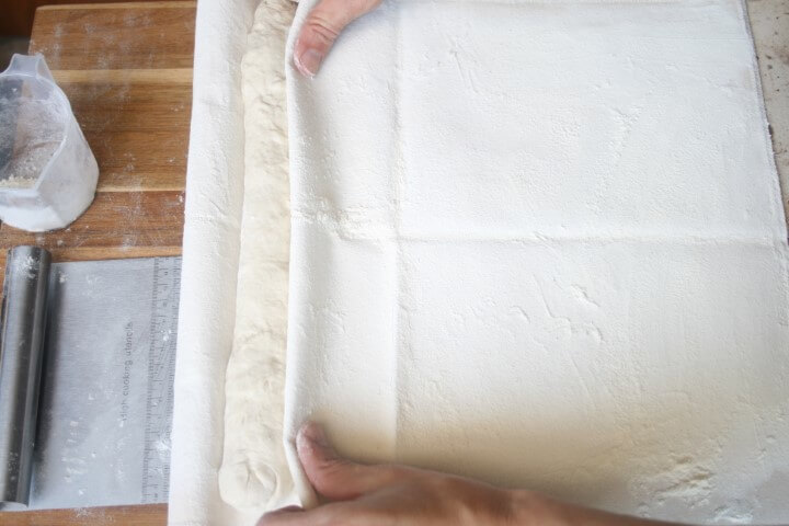 מניחים את הבצק אחד אחרי השני על הבד