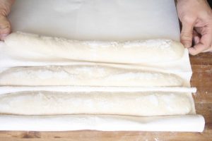 העברת הבצק מהבד לנייר האפייה