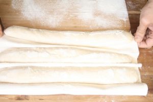 העברה עם שתי הידיים של הבצק