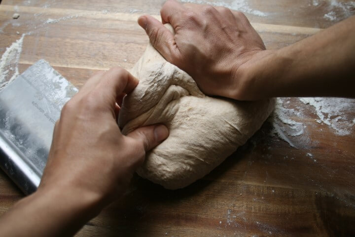 לישת בצק עם פירות יבשים