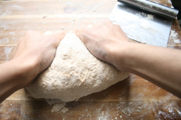 לישת בצק מוקדמת לפני הוספת הפירות