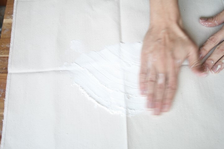 בתנועות פשוטות עם היד ממלאים את הבד פשתן בקמח