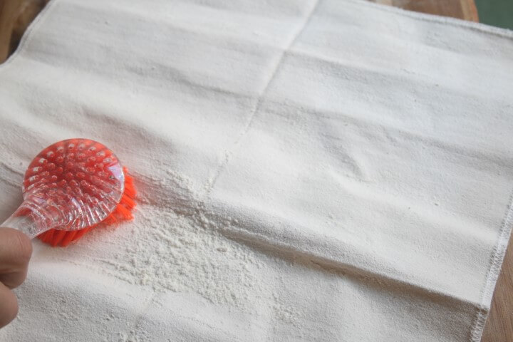 ניקוי עם מברשת של הבד