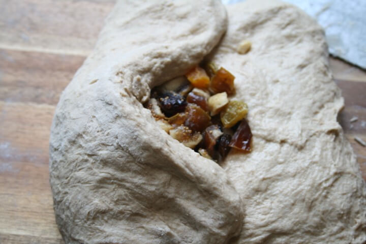 איטום הבצק על הפירות היבשים לפני הילישה