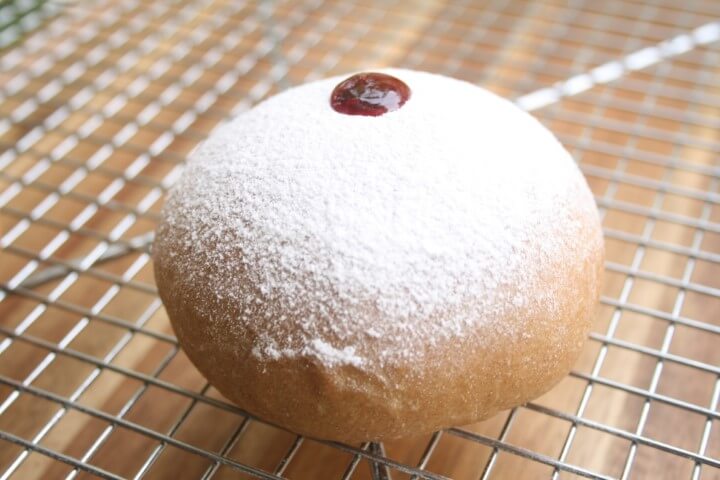 הסופגניה מוכנה לאחר סוכר וריבה