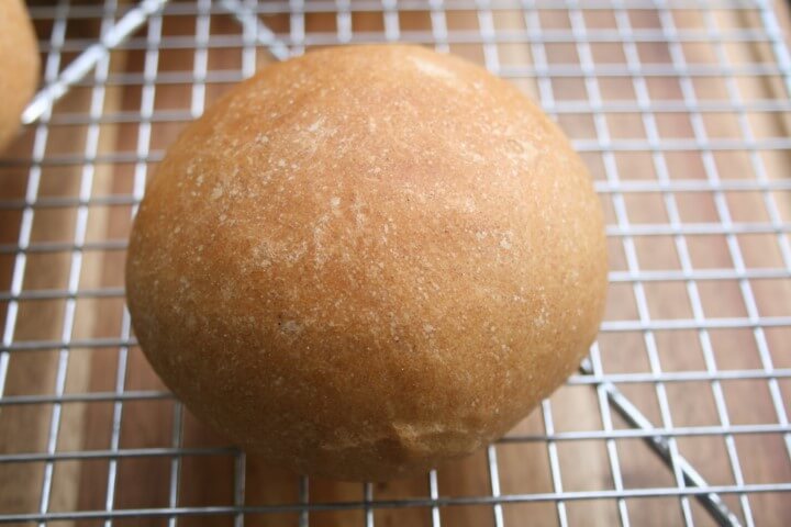 סופגניה מחיטה מלאה לפני פיזור הסוכר