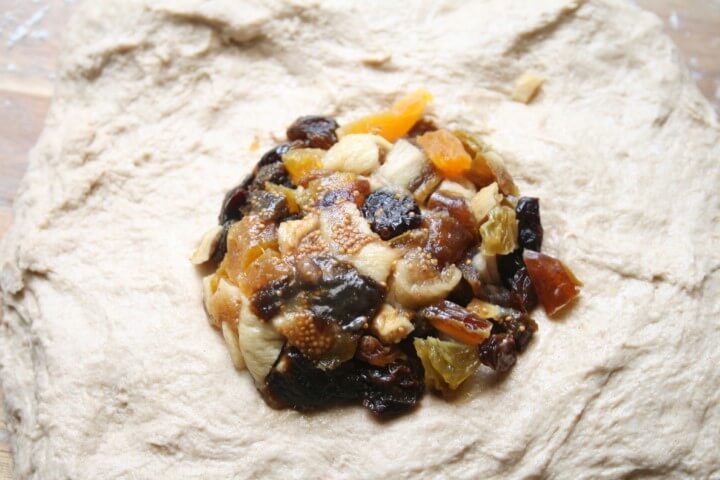 הפירות לפני ערבוב על הבצק