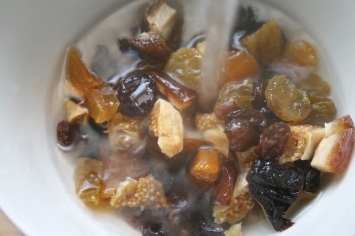 פירות יבשים עם מים רותחים לפני הלישה