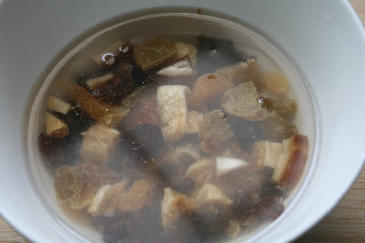 הפירות היבשים בקערת מים