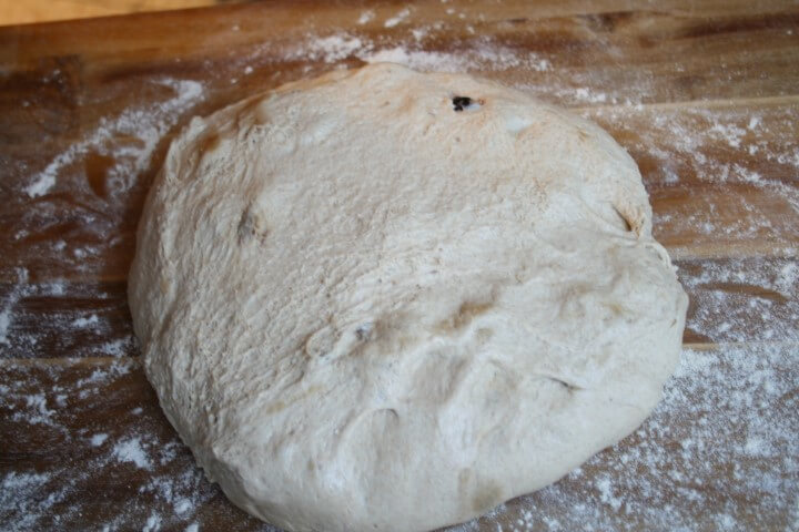 בצק שתפח על משטח הלישה