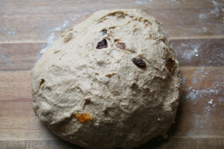 הבצק עם הפירות היבשים לאחר תפיחה