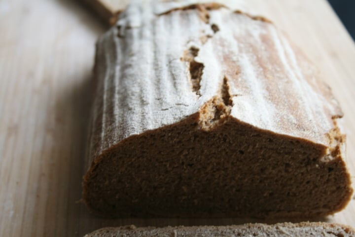 קרעים על לחם שיפון