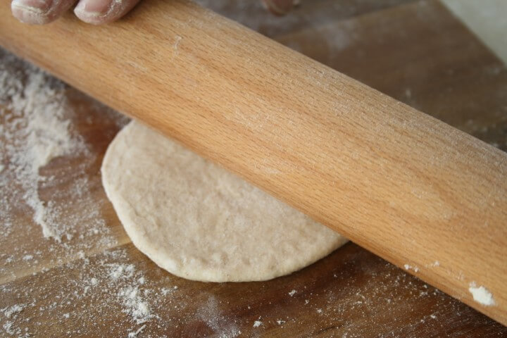 רידוד בצק פיתות כיס עם מערוך