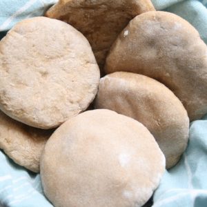 פיתות מחמצת בסלסלה