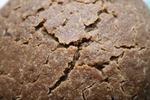 לחם מקמח טף עם חרכים