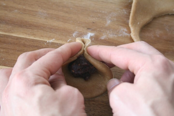 הצמדת הבצק בראש אוזן המן