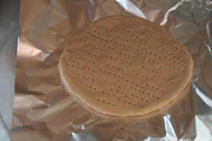 העברת הבצק לגריל