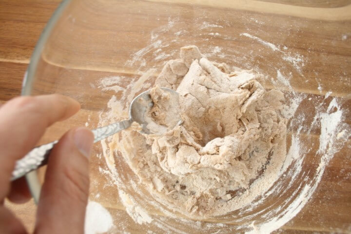 ערבוב הבצק לפני הלישה