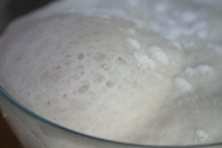 הבועות עולות ונוטות להתקבץ מתחת לקרום הבצק העליון