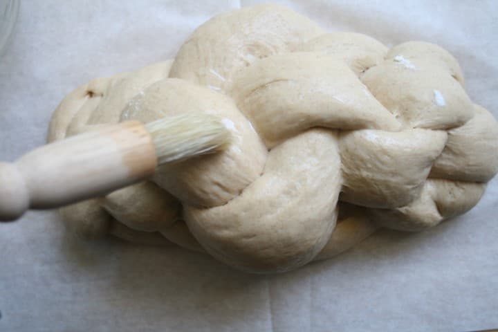 מריחת הבצק במים