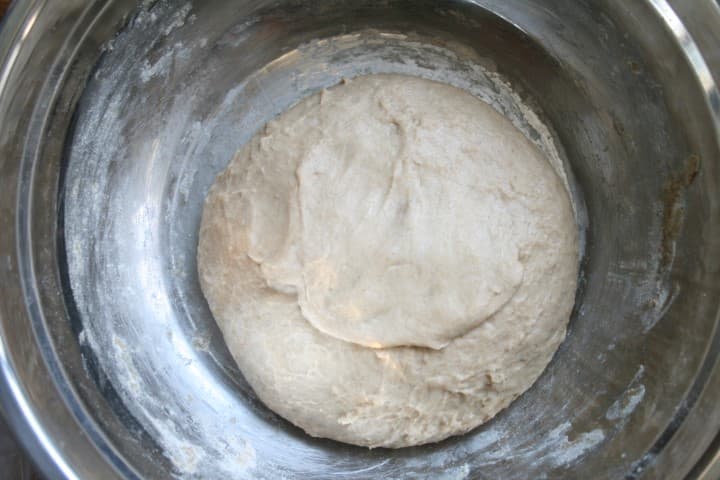 ערבוב מצרכי בצק החלה