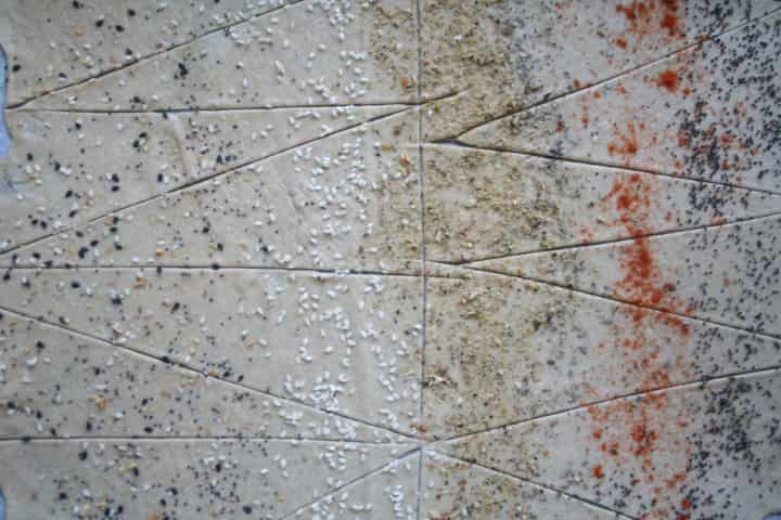 חיתוך הבצק למשולשי קרקר