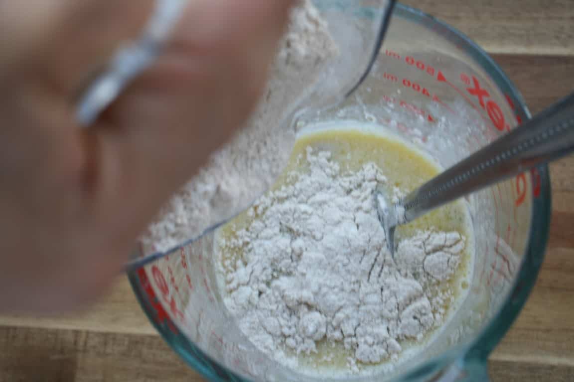 הוספת קמח לבלילה