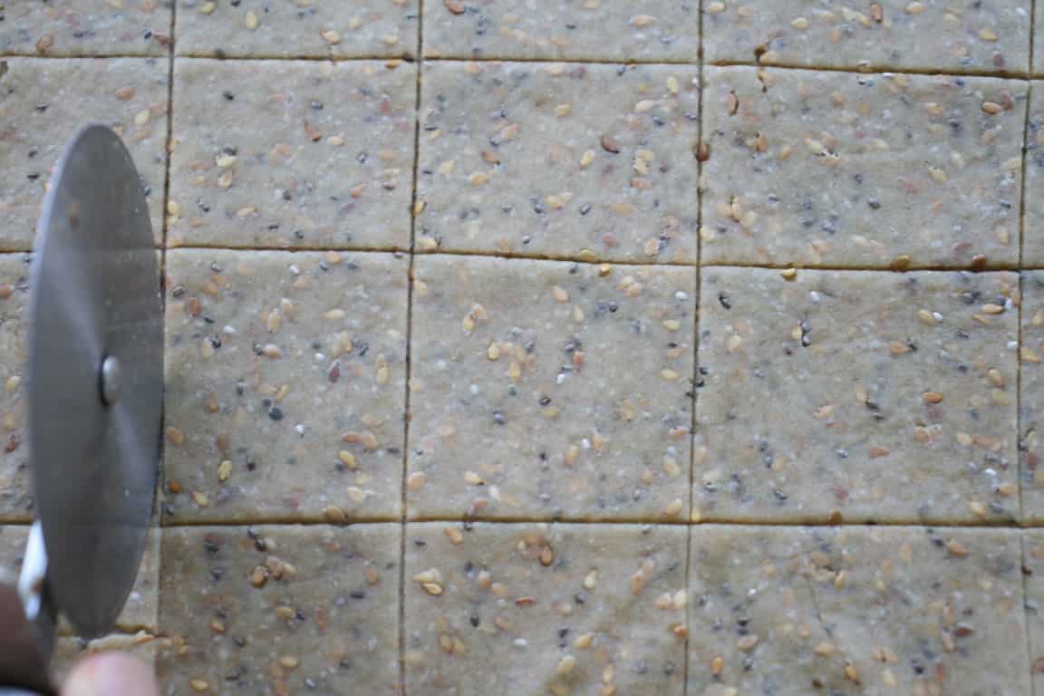 חיתוך הבצק לקרקרים