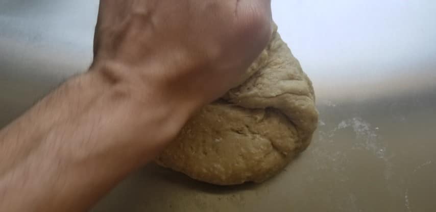 לישת בצק עוגת מחמצת