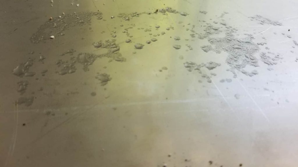 מים עם משטח אפייה