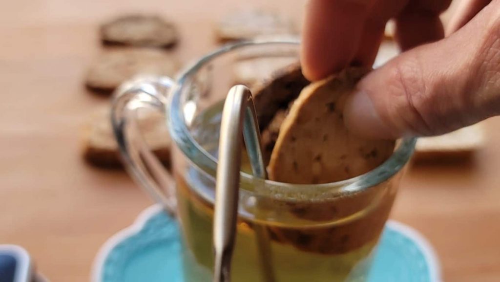 טבילת ביסקוטי בתה