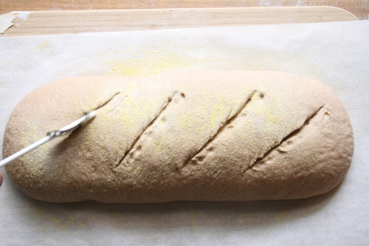 לחם כוסמין - חריצה הבצק