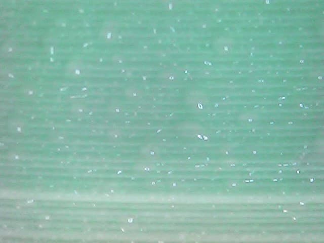 טיפות מים קטנות שהתזנו נאחזות בסלסלה לפני הקימוח, גם בצילום מאקרו